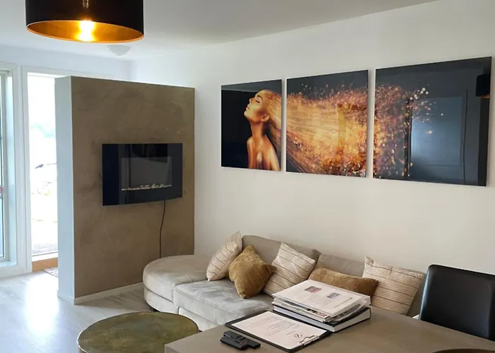 شقة Leilighet Ved Sjoen Med Strand *